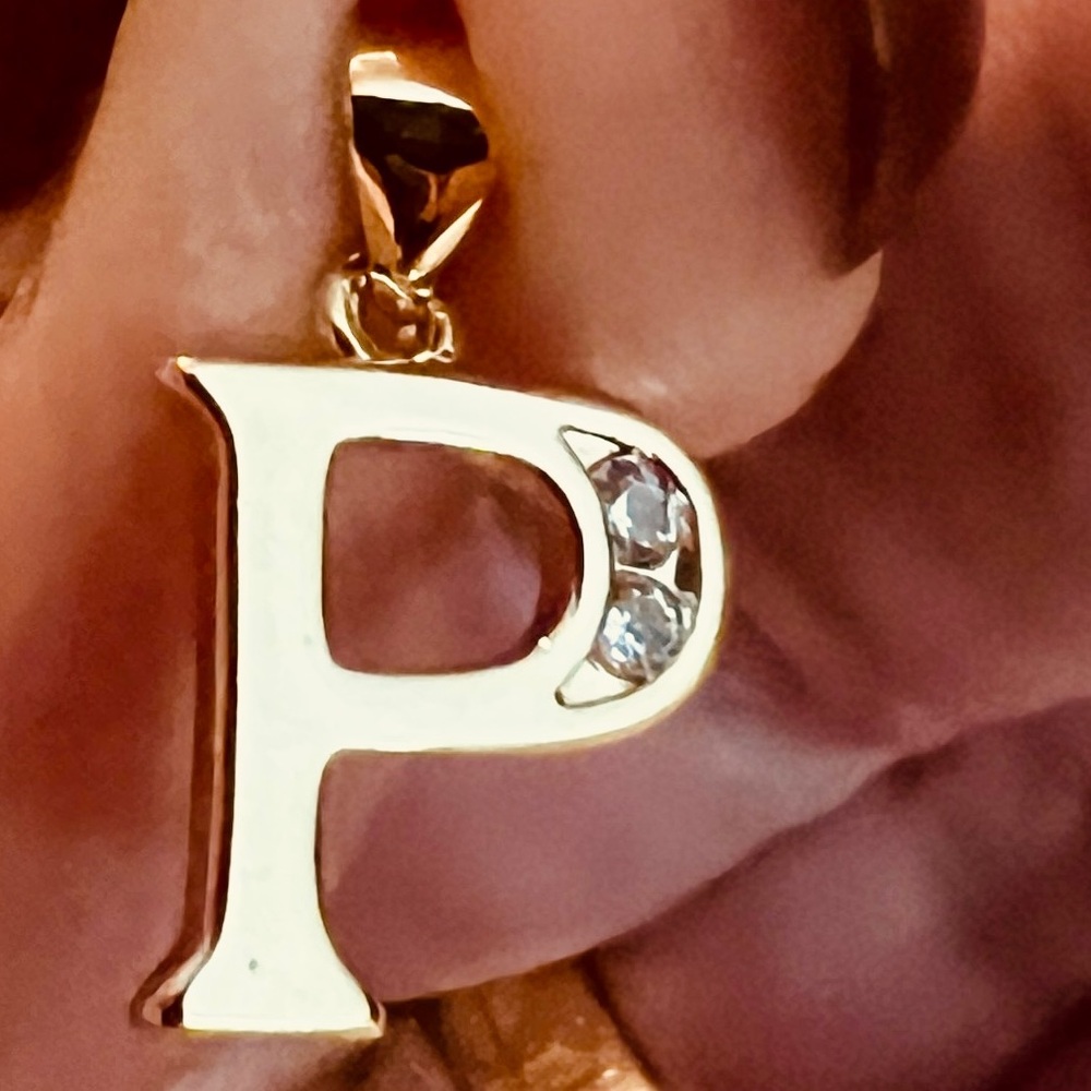 NWT PRETTY BIRD JEWELRY Tarnish Proof/Waterproof Gold Tone Letter “P” Pendant